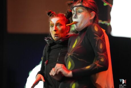zdjęcie przedstawia dwie kobiety przebrane za owady, to aktorki Teatru Sztuka Ciała, kt&oacute;ry wysątpił w MDK Ratusz