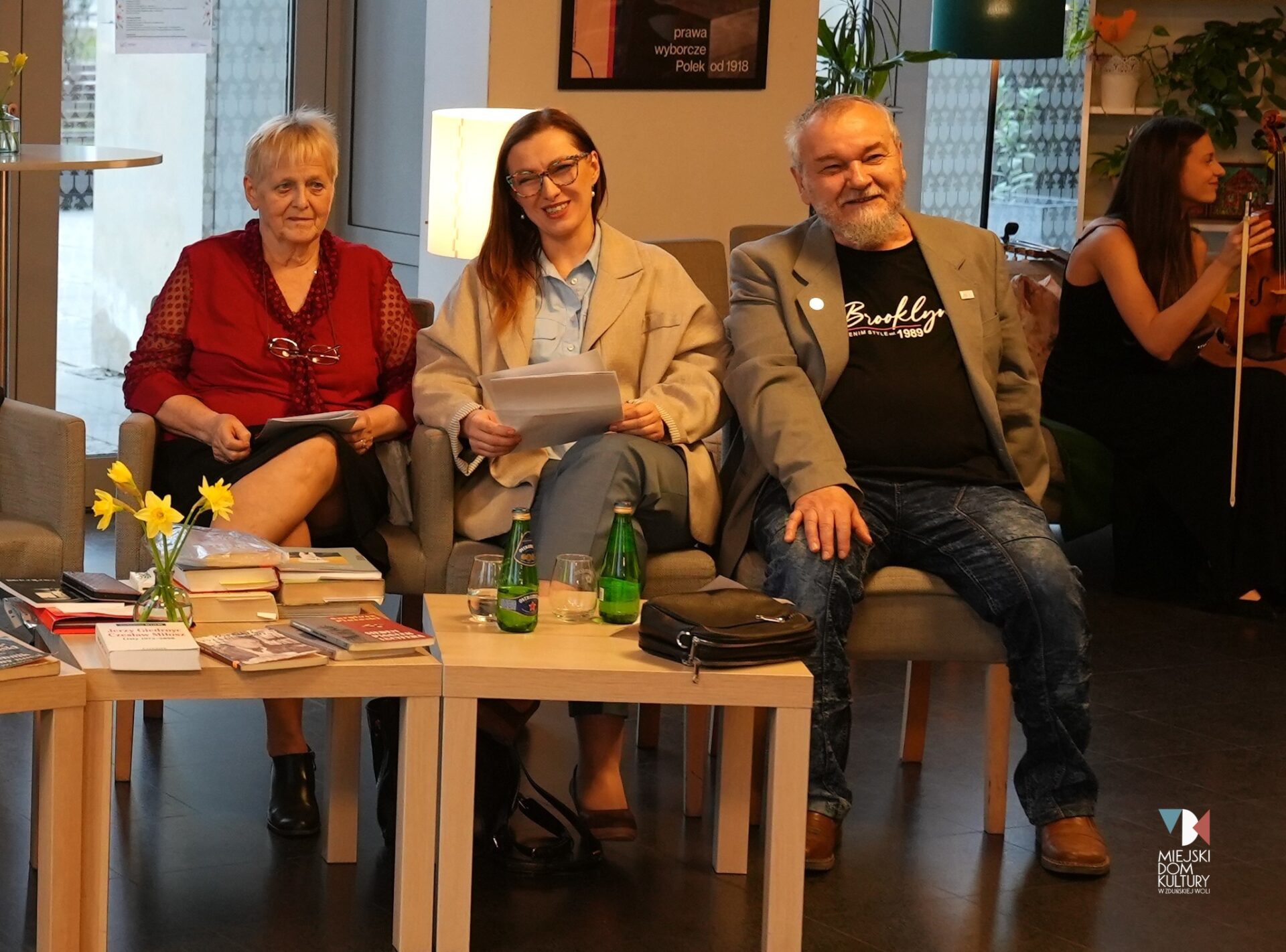 zdjęcie przedstawia trzech Topolan, dwie kobiety i mężczyznę przy stole na kanapie w Kawiarni Literackiej