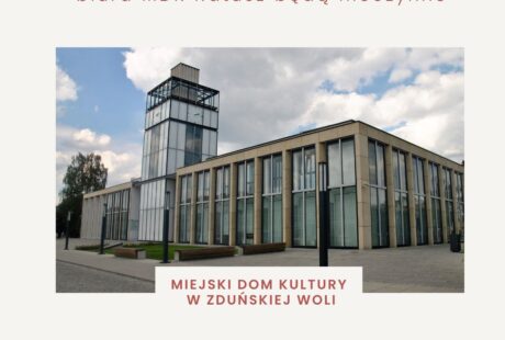 zdjęcie przedstawia budynek Ratusz, szklana budowla z wieżą na pl. Wolności w Zduńskiej Woli