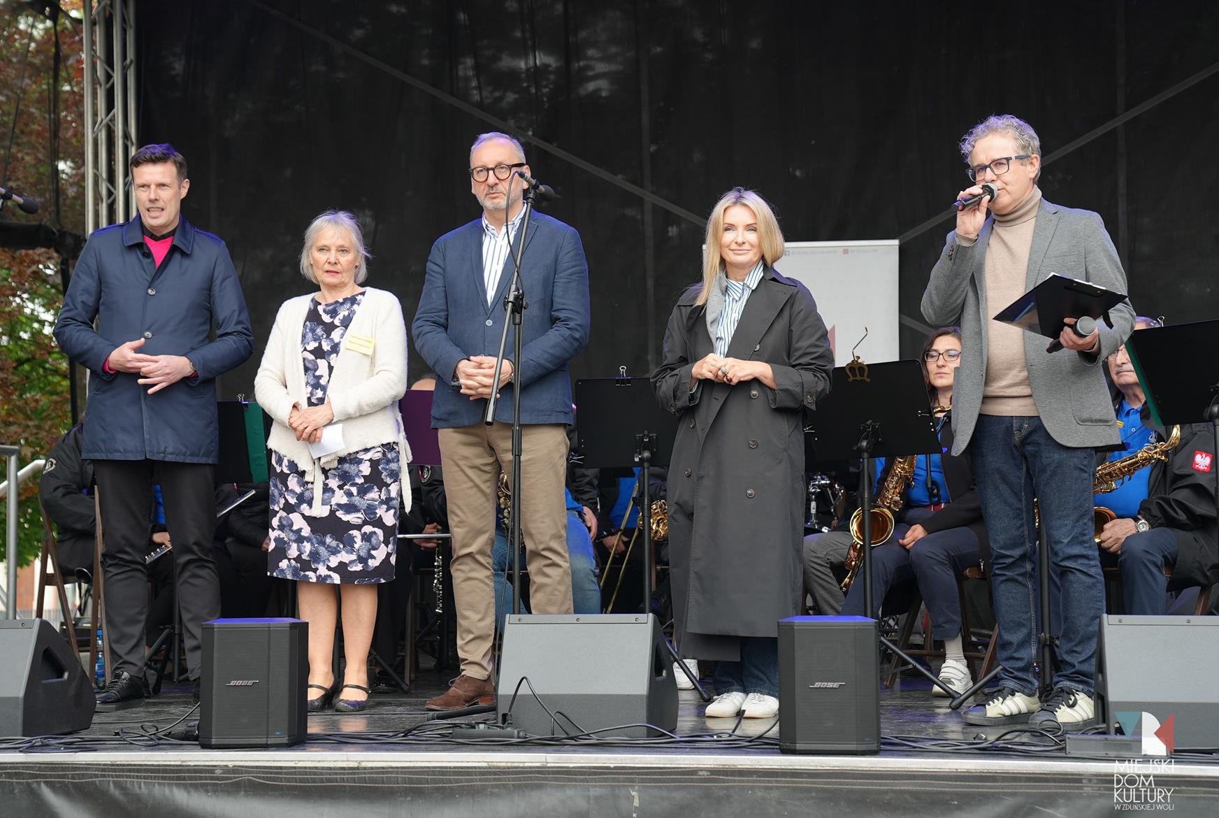 zdjęcie przedstawia pięć osób na scenie, to prezydent Miasta Wicestarosta, Posłanka Jolanta Zieba Gzik, Paweł Perdek dyrektor MDK i Maria Donat, Przewodnicząca Zduńskowolskiej Rady Seniorów