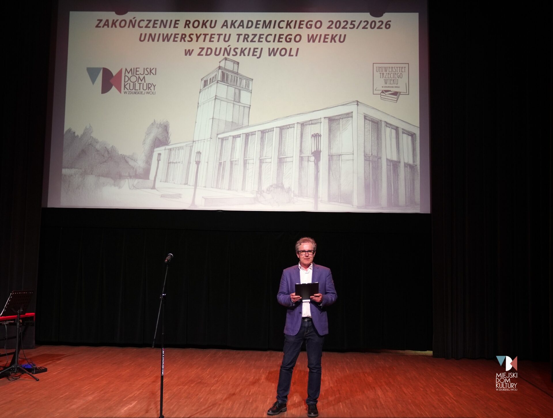 zdjęcie przedstawi mężczyznę w średnim wieku, to dyrektor Miejskiego Domu Kultury Paweł Perdek