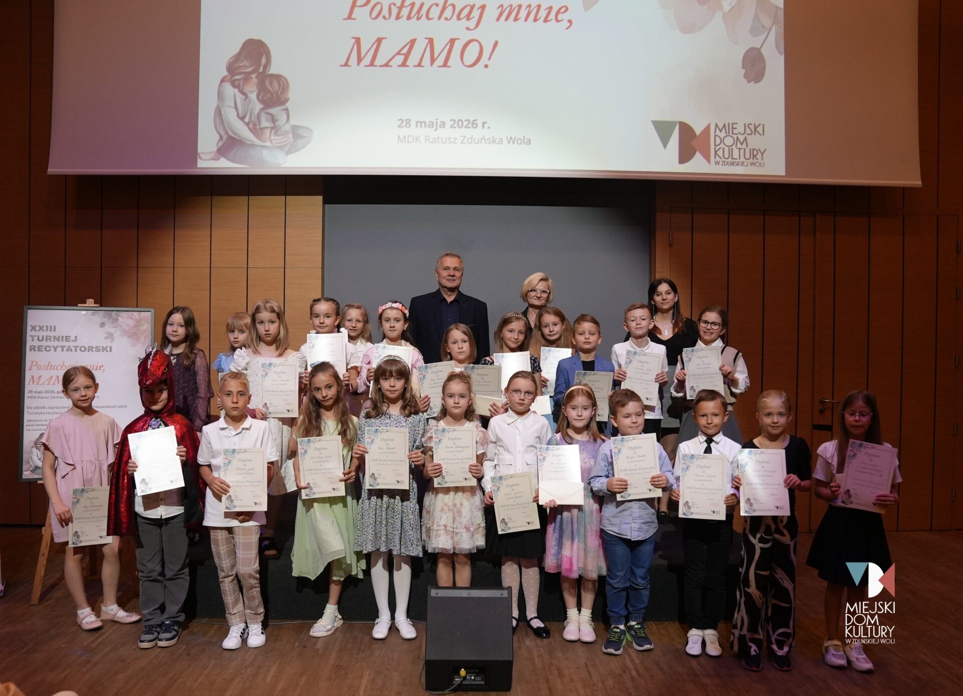 zdjęcie przedstawia laureatów Turnieju Posłuchaj mnie mamo