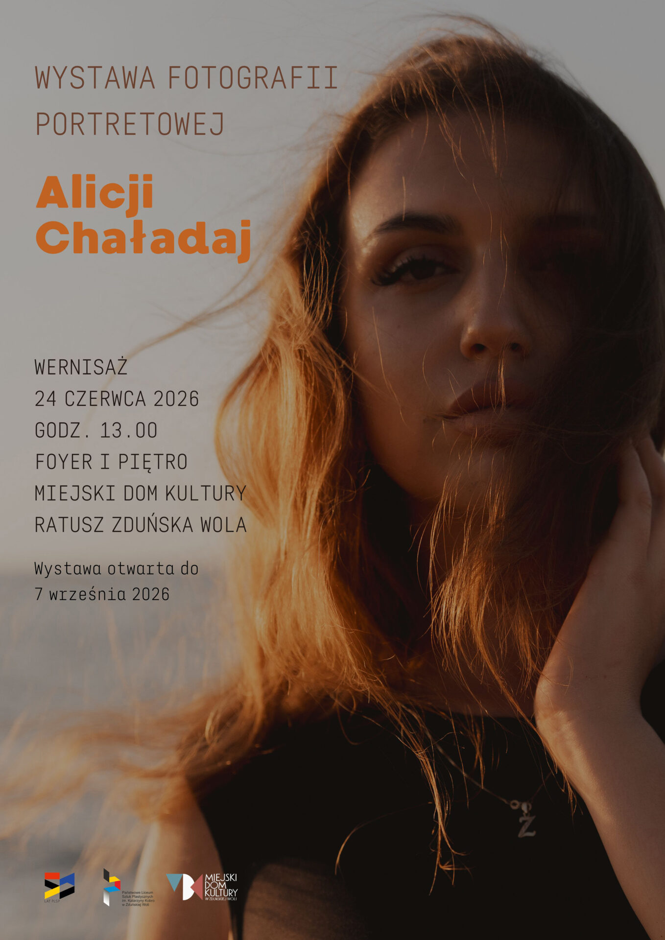 plakat przedstawia twarz młodej kobiety w długich włosach, to Alicja Chaładaj, któa zaprezentuje swoje prace na wystawie w Ratuszu