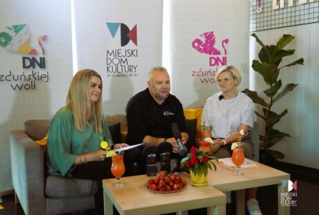 zdjęcie przedstawia trzy osoby dwie kobiety i mężczyznę w średnim wieku na szarej kanapie w kawiarni literackiej w Ratuszu