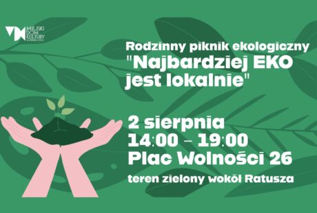 zielona plansza, a na niej białe napisy informujące o pikniku ekologicznym, który odbędzie się 2 sierpnia od 14.00 do 19.00 na ternie wokół MDK Ratusz