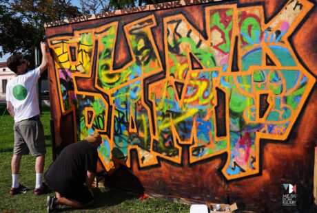 zdjęcie przedstawia kolorowe graffiti z napisem Punk & ramp w ramach Festiwalu Sportów Miejskich, jaki odbył się 4 sierpnia