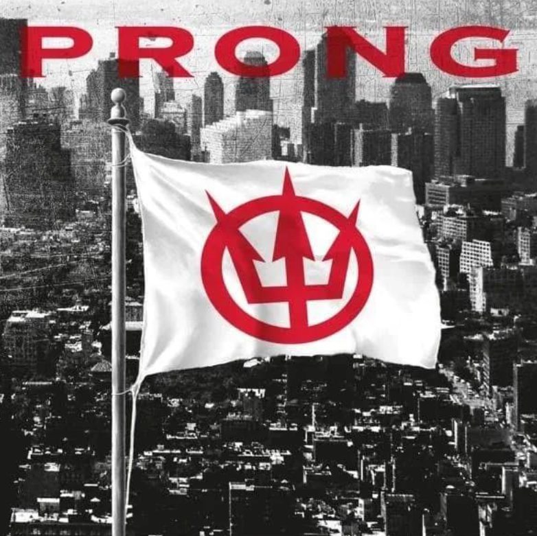 czarno-białe zdjęcie z czerwonym napisem PRONG