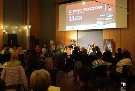 zdjęcie przedstawia wypełnioną ludźmi salę kameralną Ratusza podczas II Mocy Poetów, to publiczność, poeci, ludzie sztuki, muzycy