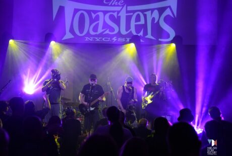 zdjęcie przedstawia muzyków amerykańskiej grupy The Toasters na scenie w sali kameralnej MDK Ratusz