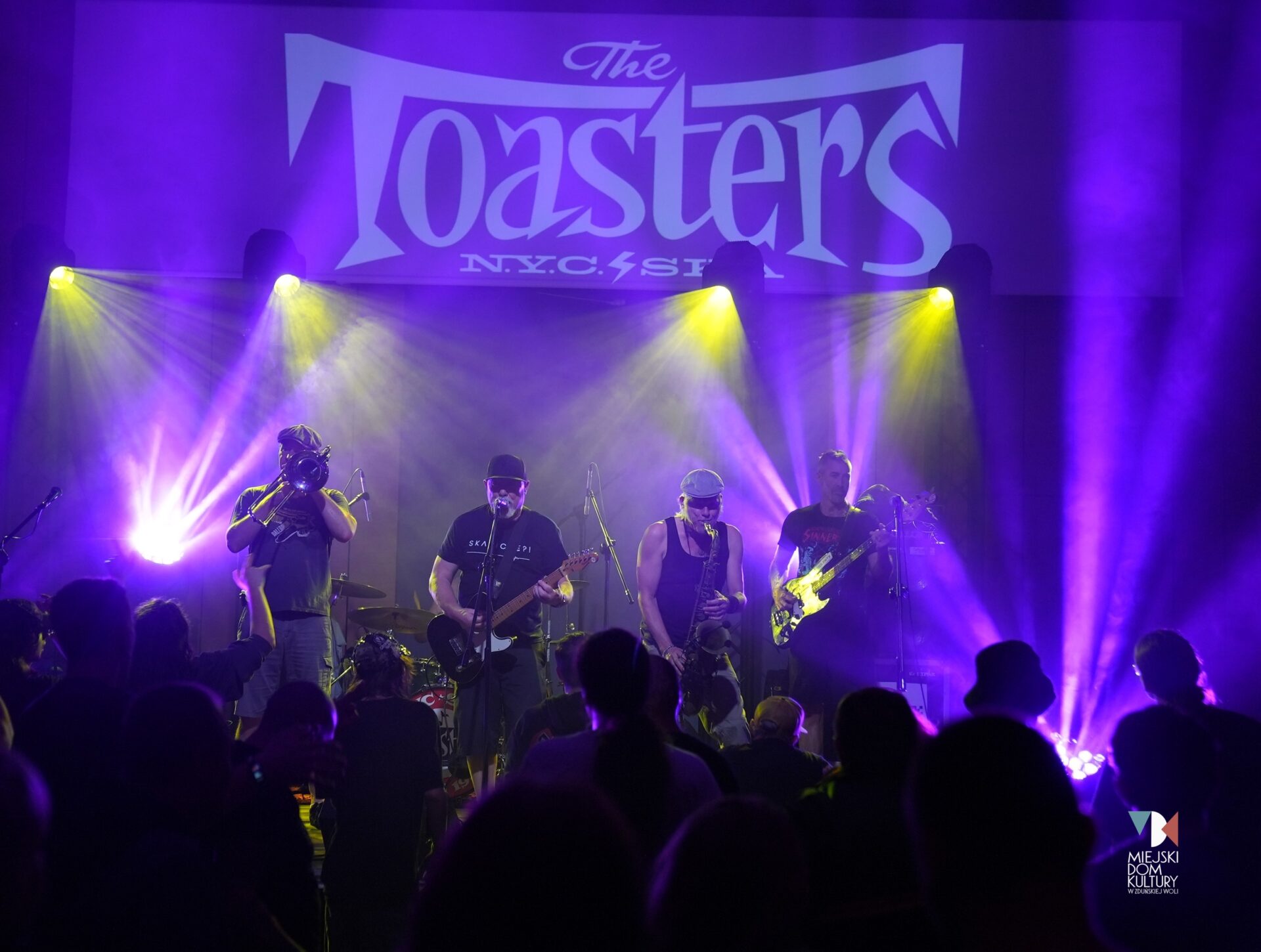 zdjęcie przedstawia muzyków amerykańskiej grupy The Toasters na scenie w sali kameralnej MDK Ratusz