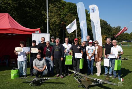 zdjęcie przedstawia grupę osób, organizatorów i laureatów II Ogólnopolskich Zawodów Modeli i Makiet Latających na uwięzi F4B