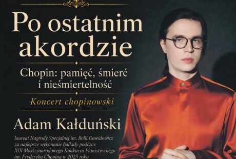 czarna grafika, a na niej postać mężczyzny w okularach i czerwonej koszuli, to młody pianista Adam Kałduński