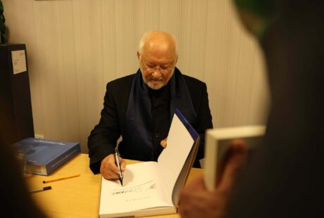 zdjęcie przedstawi Wojciecha Siudmaka, starszego mężczyznę w siwych włosach