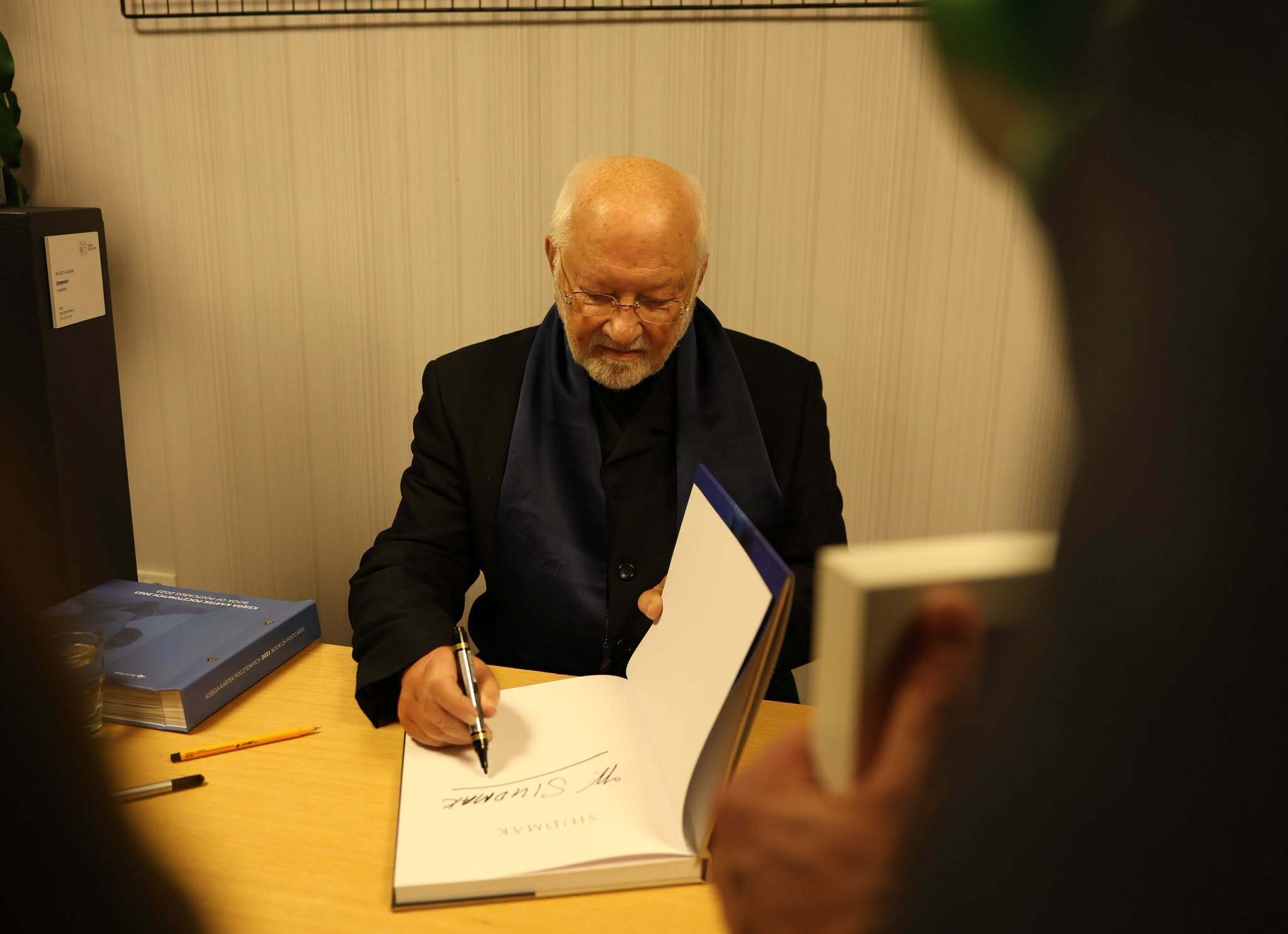 zdjęcie przedstawi Wojciecha Siudmaka, starszego mężczyznę w siwych włosach