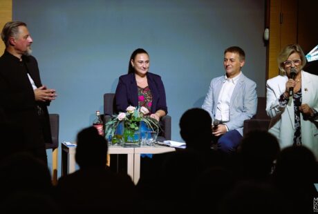 zdjęcie przedstawia cztery osoby, dwie kobiety dwóch mężczyzn