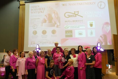 zdjęcie przedstawia grupę kobiet ze stowarzyszenia Teraz Ja
