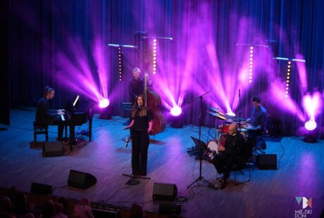 zdjęcie przedstawia muzyków podczas koncert Jazz dla Dzieci na scenie w sali widowiskowej MDK Ratusz