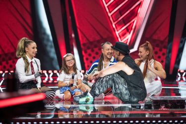 zdjęcie przedstawia wokalistkę MDK Lenę Pacholak z jurorami The Voice Kids