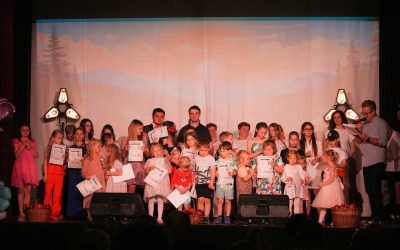 zdjęci przedstawia kilkanaście osób na scenie w filii MDK, to dzieci i młodzież uczestnicy zajęć tanecznych, wokalnych