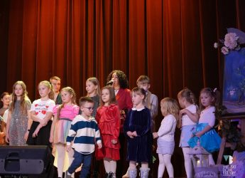 zdjęcie przedstawia kilkadziesiąt osób, na scenie w fili MDK Karsznice, to dzieci i młodzież uczęszczający na zajęcia do filii w Karsznicach