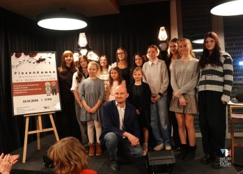 zdjęcie przedstawia kilkanaście osób, to młode wokalistki ze Studia Piosenki prowadzonego przez Witolda Furmańczyka, które śpiewały podczas koncertu z okazji Dnia Babci i Dziadka