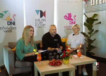 zdjęcie przedstawia trzy osoby dwie kobiety i mężczyznę w średnim wieku na szarej kanapie w kawiarni literackiej w Ratuszu