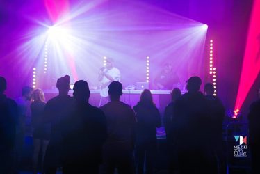 zdjęcie przedstawia publiczność w sali kameralnej na koncercie rapera VNM