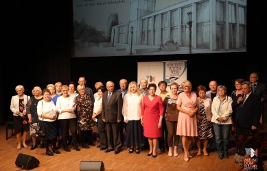 zdjęcie przedstawia grupę ludzi na scenie w sali widowiskowej MDK ratusz, są to nowi słuchacze. którzy dołączyli do grona studentów zduńskowolskiego Uniwersytetu Trzeciego Wieku. Uroczystość z tej okazji odbyła się 30 września 2024 r.