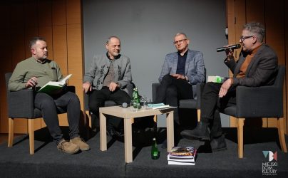 zdjęcie przedstawia czterech mężczyzn podczas spotkania autorskiego nt. żołnierzy wyklętych