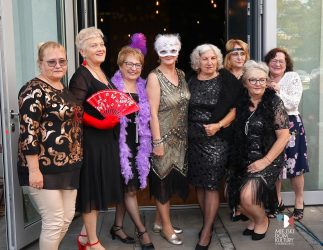 zdjęcie przedstawia kilka starszych Pań podczas zabawy dla seniorów Retro Party