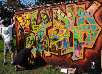 zdjęcie przedstawia kolorowe graffiti z napisem Punk & ramp w ramach Festiwalu Sportów Miejskich, jaki odbył się 4 sierpnia