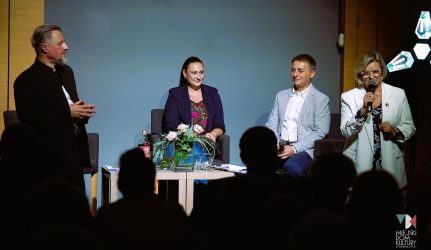 zdjęcie przedstawia cztery osoby, dwie kobiety dwóch mężczyzn