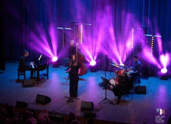 zdjęcie przedstawia muzyków podczas koncert Jazz dla Dzieci na scenie w sali widowiskowej MDK Ratusz