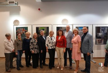 zdjęcie przedstawia słuchaczy Uniwersytetu Trzeciego Wieku, członków koła fotograficznego, autorów wystawy ,,Fotografować może każdy"