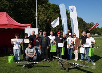 zdjęcie przedstawia grupę osób, organizatorów i laureatów II Ogólnopolskich Zawodów Modeli i Makiet Latających na uwięzi F4B