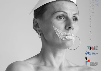 SZARY PLAKAT Z TWARZĄ KOBIETY, KTÓRA NA USTACH MA BIAŁY KREM, plakat zaprasza na wystawę Lilianny Słaby, którą oglądać będzie można w MDK Ratusz od 7 lutego