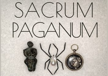 zdjęcie przedstawia biżuterię wykonaną przez Kubę Pawelca, szare tło plakatu na nim trzy elementy biżuterii