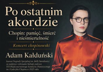 czarna grafika, a na niej postać mężczyzny w okularach i czerwonej koszuli, to młody pianista Adam Kałduński