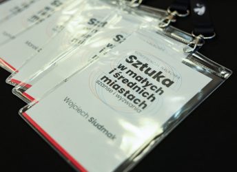 zdjęcie przedstawia identyfikatory, które przygotowane zostały na Konferencję Sztuka w małych i średnich miastach