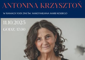zdjęcie przedstawia kobietę w średnim wieku, uśmiechniętą, z włosami do ramion, to Antonina Krzysztoń, któa wystąpi 12 października o godzinie 17.00 w sali widowiskowej Ratusz