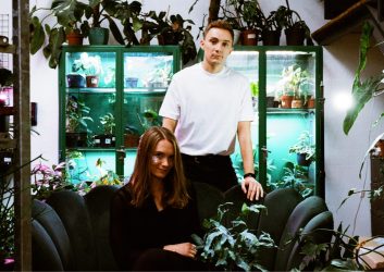 zdjęcie przedstawia kobietę i mężczyznę, muzyków duetu EKHTO