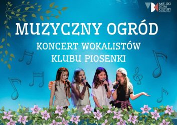błękitne tło na nim kwiaty i cztery dziewczynki w długich włosach z mikrofonami, to wokalistki Klubu Piosenki w Karsznicach