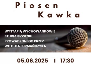 białe tło a na nim brązowe ziarna kawy i mikrofon w tle, to zaproszenie na PiosenKawkę 5 czerwca o 17.30