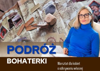 zdjęcie przedstawia kobietę na tle mapy, kobieta w jasnych blond włosach w okularach, w niebieskim golfie, to Katarzyna Śpiwkowska-Susik, która poprowadzi bezpłatne warsztaty dla kobiet 6 marca o godzinie 17.30