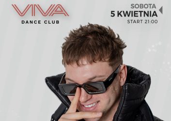 Zdjęcie przedstawia mężczyznę w ciemnych włosach i czarnych okularach, to wokalista WAC TOJA, który wystąpi 5 kwietnia o 21.00 w VIVA DANCE CLUB