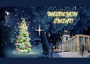 zdjęcie przedstawia choinkę i budynek Ratusza na granatowym tle, grafika dotyczy świątecznych życzeń.
