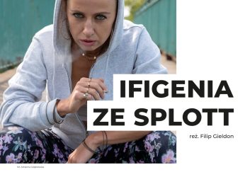 grafika przedstawia młodą kobietę, która siedzi w szarej bluzie z kapturem, to aktorka, która występuje w spektaklu IFIGENIA ZE SPLOTT. Spektakl zobaczyć można w MDK Ratusz 8 października o godzinie 18.00, bilety w cenie 20 zł dostępne w kasie i online