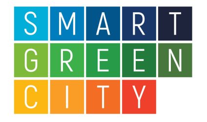 Napis „SMART GREEN CITY” składa się z grubych liter umieszczonych na kolorowych blokach, przy czym każda litera zajmuje własne pole.