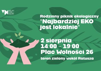 zielona plansza, a na niej białe napisy informujące o pikniku ekologicznym, który odbędzie się 2 sierpnia od 14.00 do 19.00 na ternie wokół MDK Ratusz