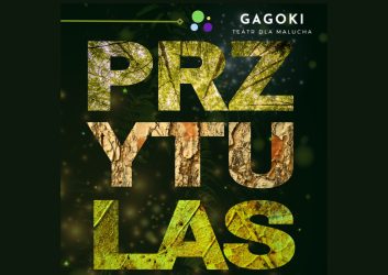 czarne tło z żółtymi napisami, to zaproszenie na spektakl dla najnajów Przytulas, który odbędzie się 13 kwietnia o 15.30